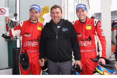 Christoffer Nygaard (tv) og Walther Lechner jr fik pokal ved sidste løb i ADAC GT Masters.